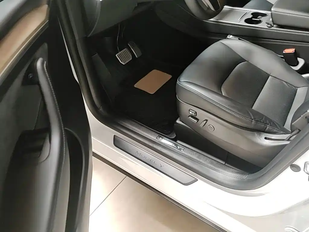 Tesla Model Y — миниатюра 16