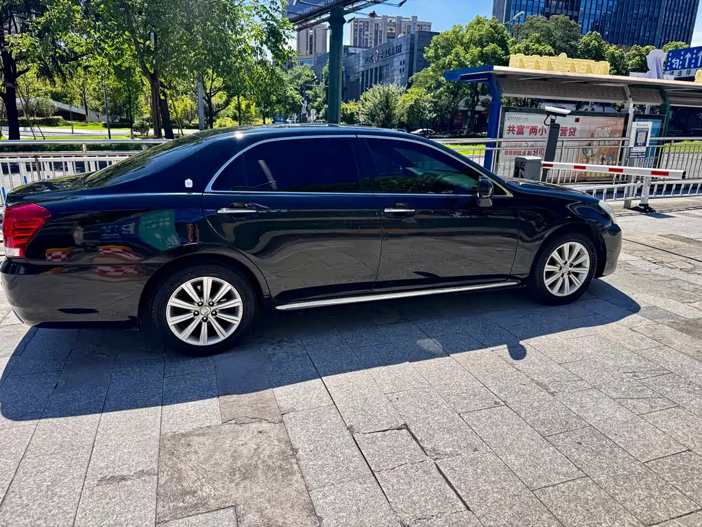 Toyota Crown — миниатюра 13