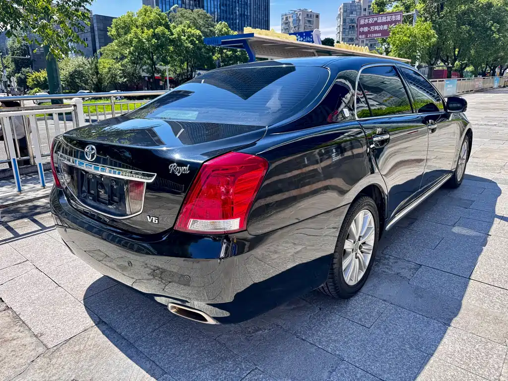 Toyota Crown — миниатюра 10