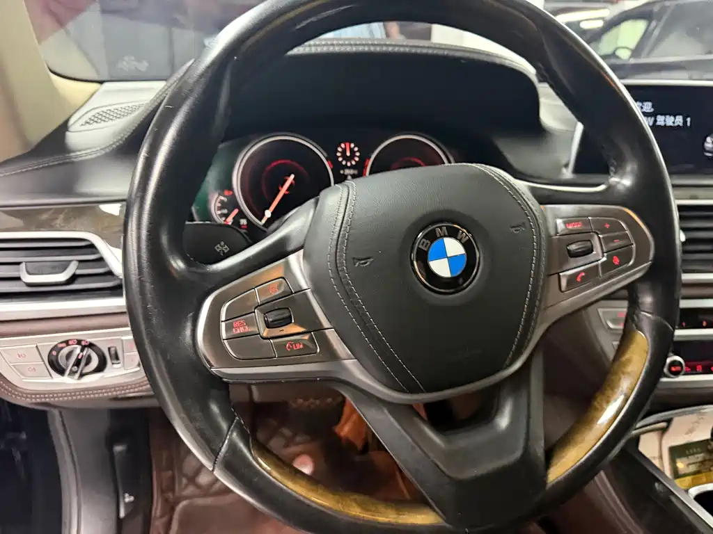BMW 7 Series — миниатюра 13