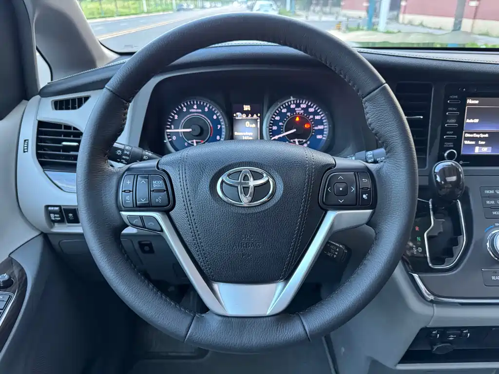 Toyota Sienna — миниатюра 15