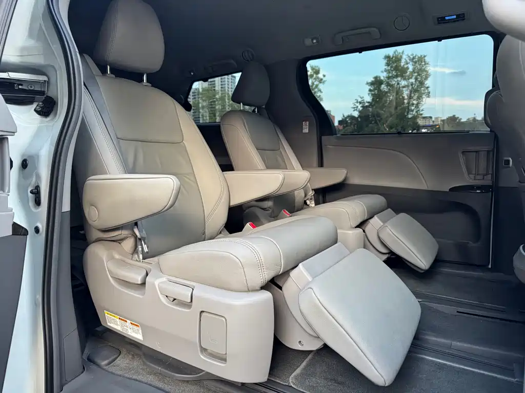 Toyota Sienna — миниатюра 13