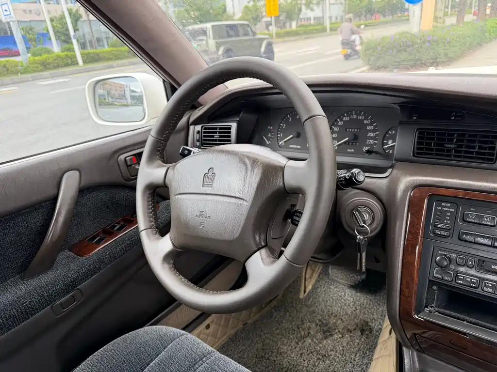 Toyota Crown — миниатюра 8