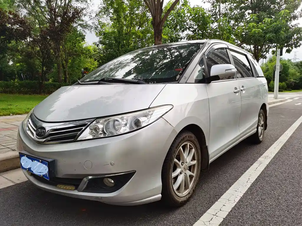 BYD M6