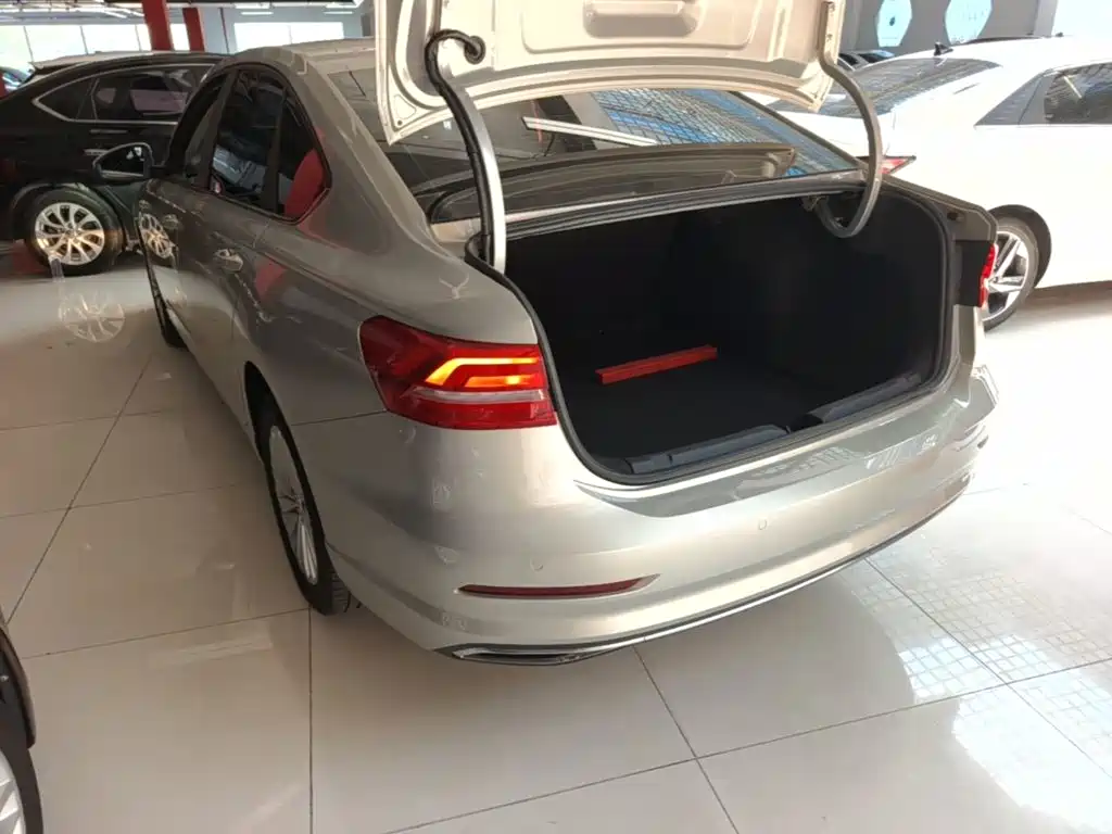 Volkswagen Lavida — миниатюра 5