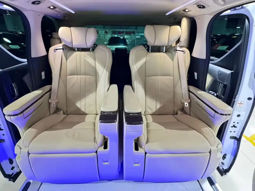 Toyota Alphard — миниатюра 8