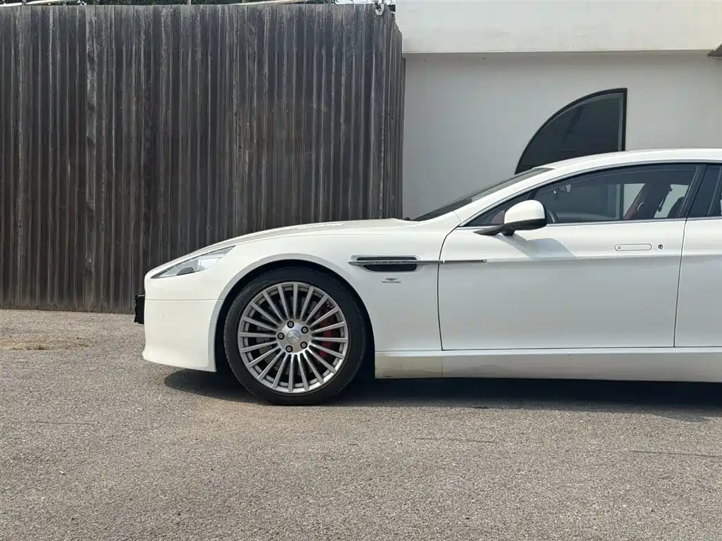 Aston Martin Rapide — миниатюра 3