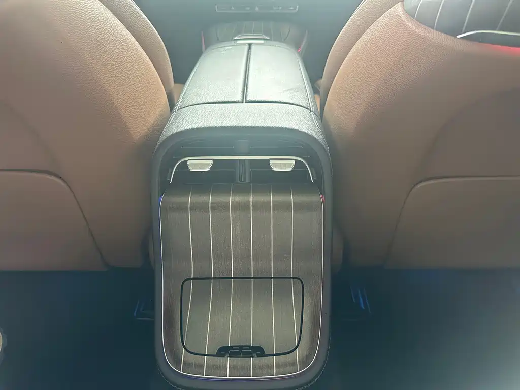 Mercedes-Benz E-Class — миниатюра 9