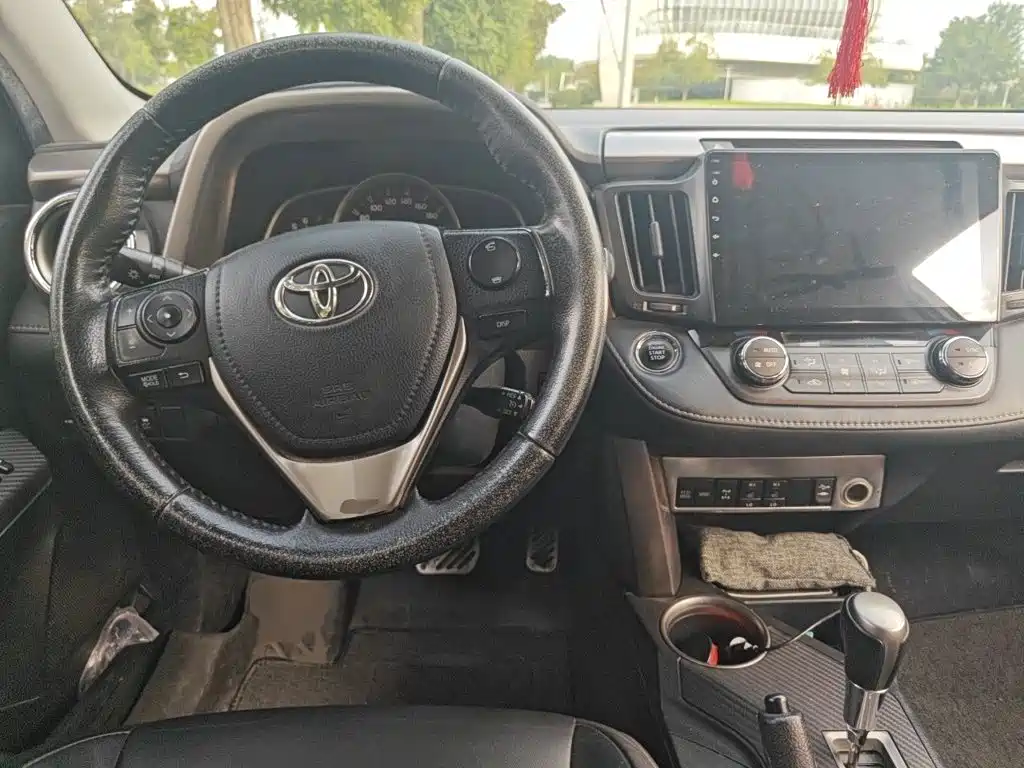 Toyota RAV4 — миниатюра 10