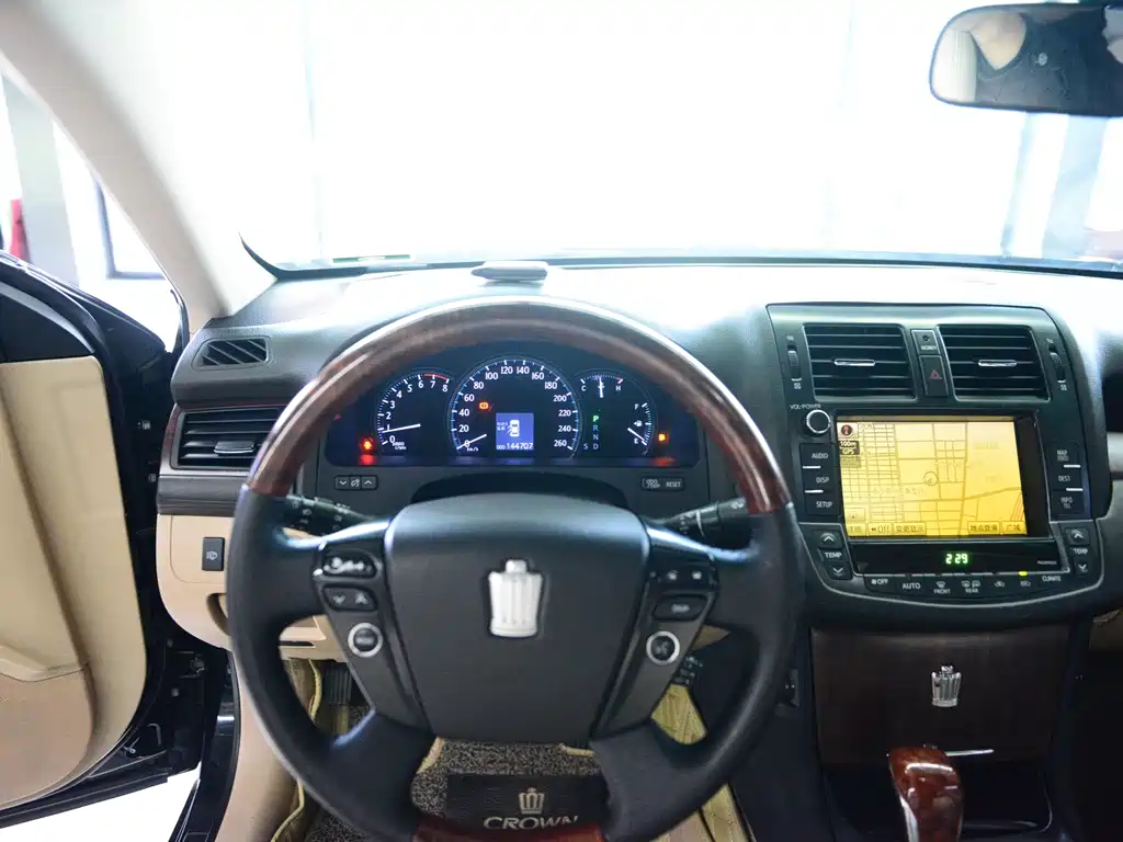 Toyota Crown — миниатюра 14