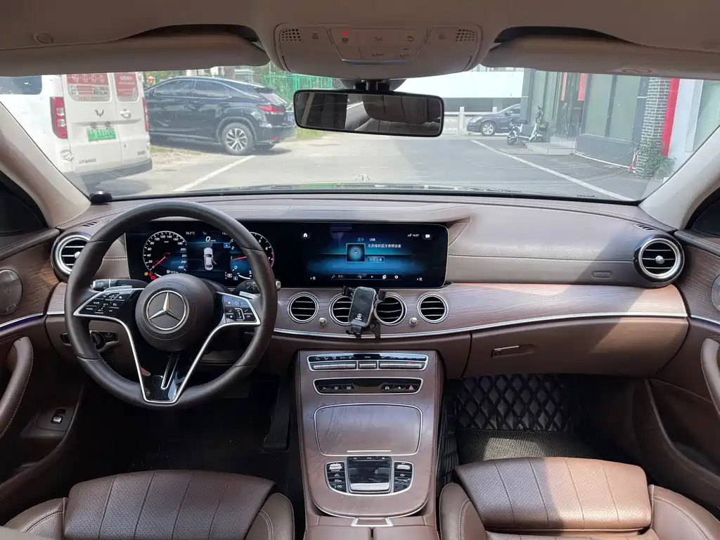 Mercedes-Benz E-Class — миниатюра 17