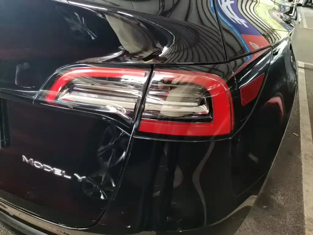 Tesla Model Y — миниатюра 8