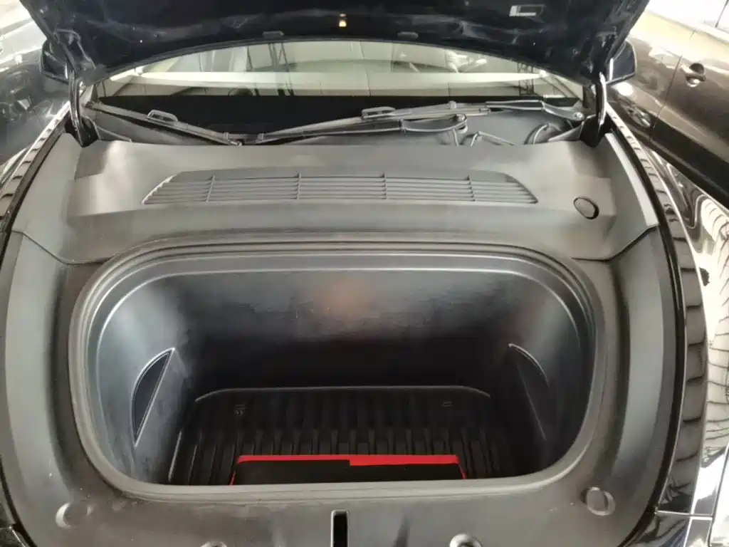 Tesla Model Y — миниатюра 20
