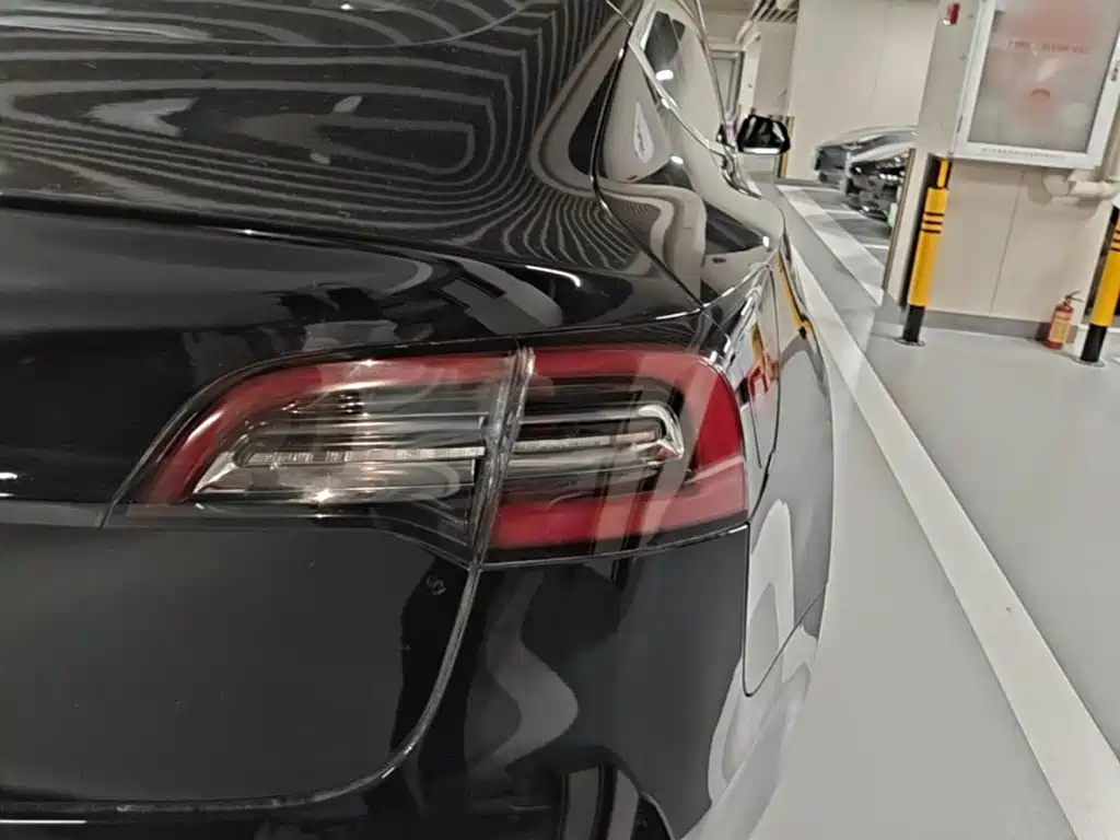 Tesla Model 3 — миниатюра 8