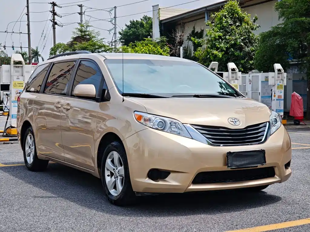 Toyota Sienna — миниатюра 3