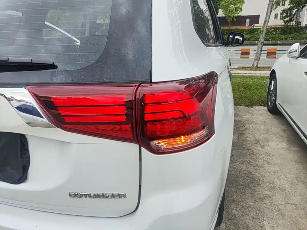Mitsubishi Outlander — миниатюра 8