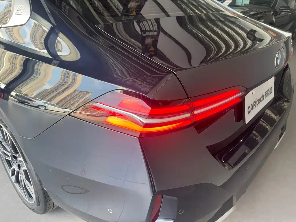BMW 5 Series — миниатюра 11
