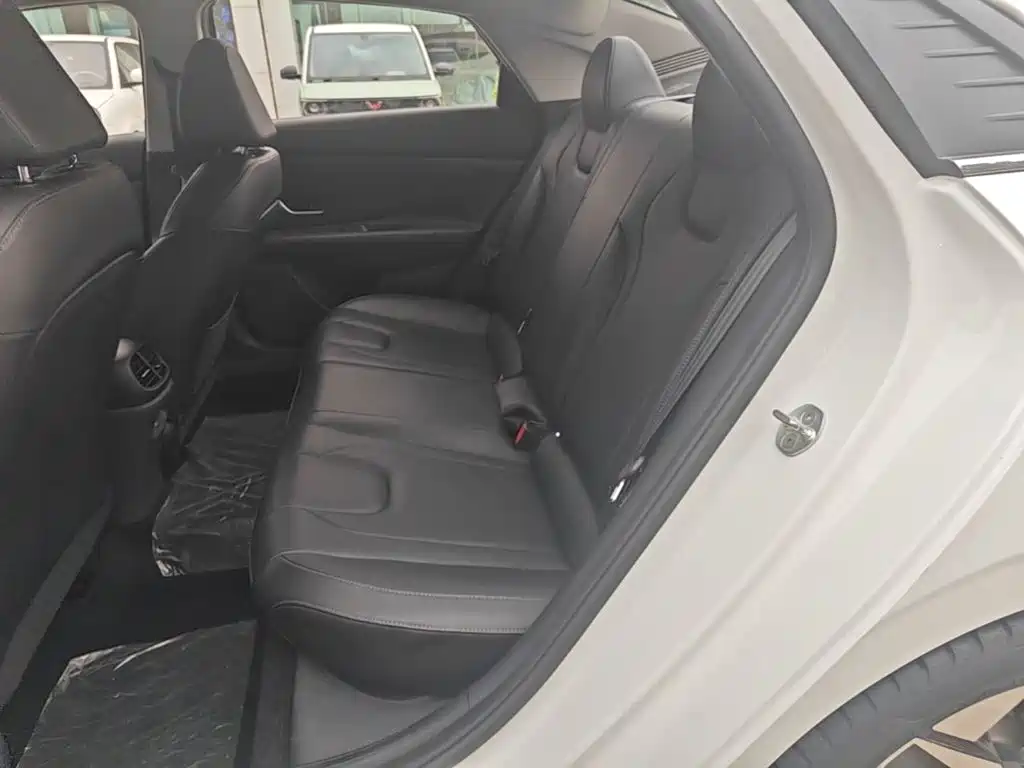 Hyundai Elantra — миниатюра 17