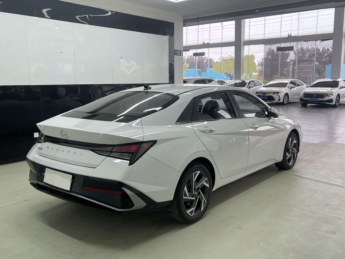 Hyundai Elantra 1.5 л 2025 г. Белый, пробег 700 км