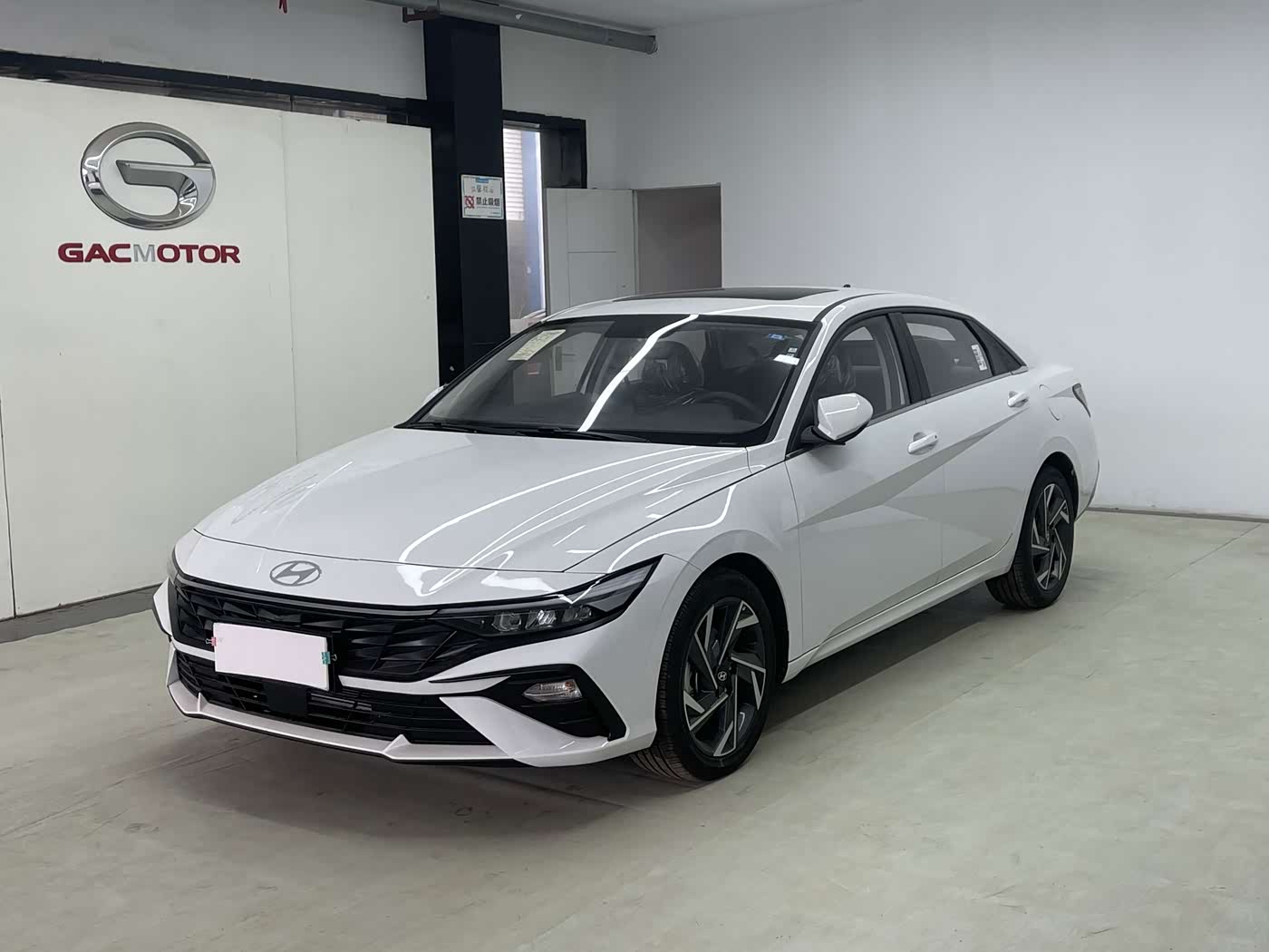 Hyundai Elantra 1.5 л 2025 г. Белый, пробег 700 км