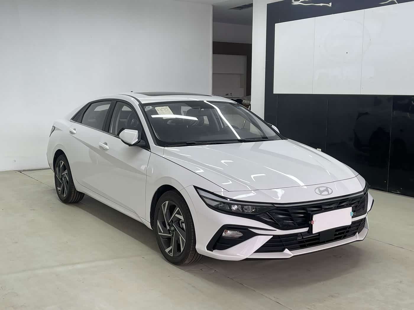 Hyundai Elantra 1.5 л 2025 г. Белый, пробег 700 км