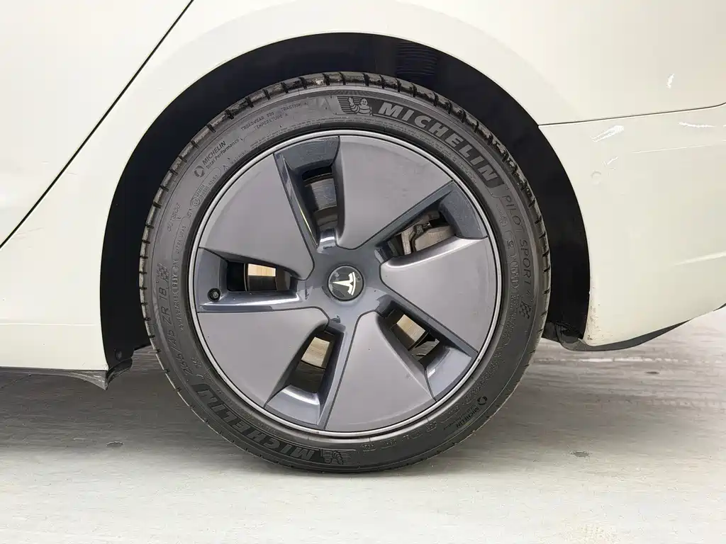 Tesla Model 3 — миниатюра 18