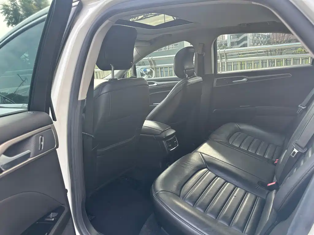 Ford Mondeo — миниатюра 8