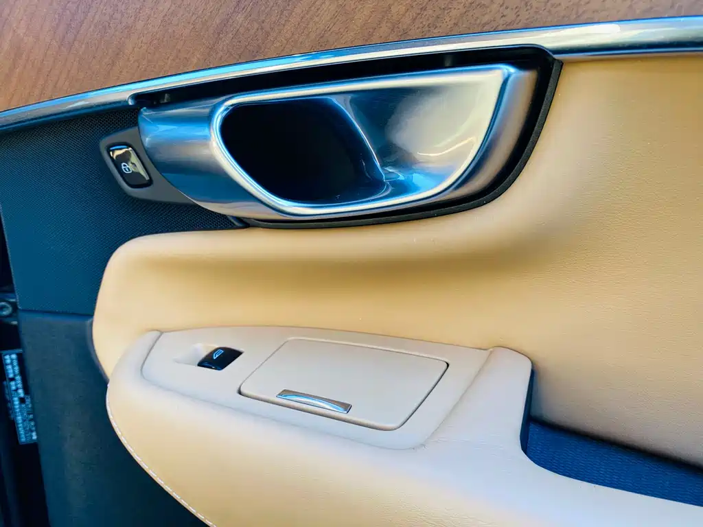Volvo XC90 — миниатюра 17