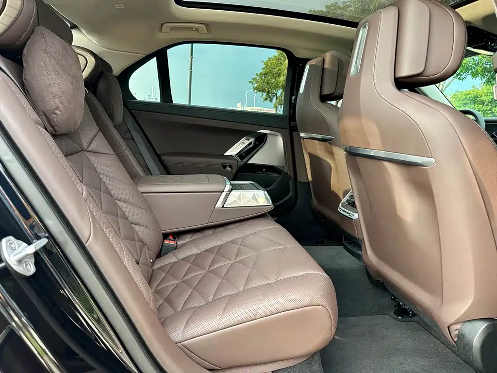 BMW 7 Series — миниатюра 11