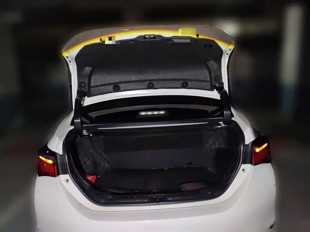 Toyota Corolla Hybrid — миниатюра 10
