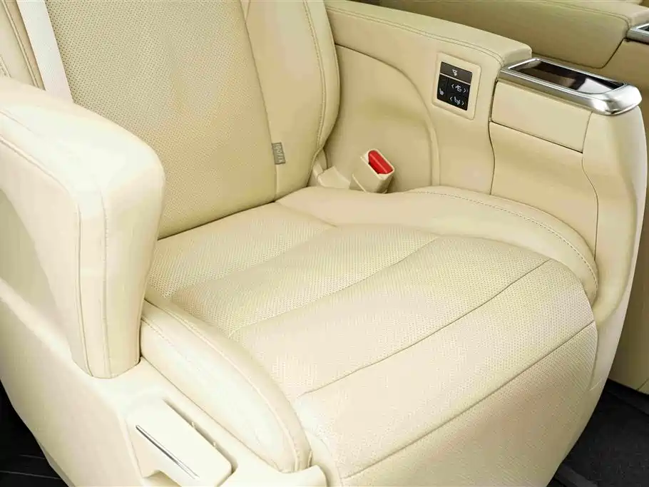 Toyota Alphard — миниатюра 23