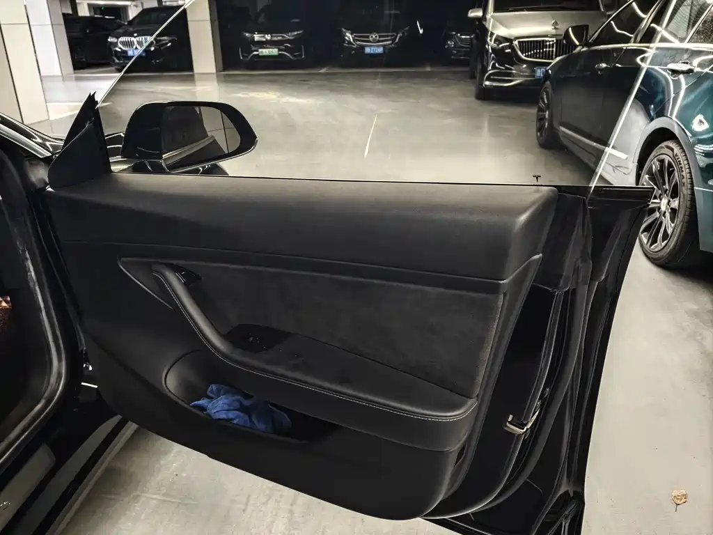 Tesla Model 3 — миниатюра 5
