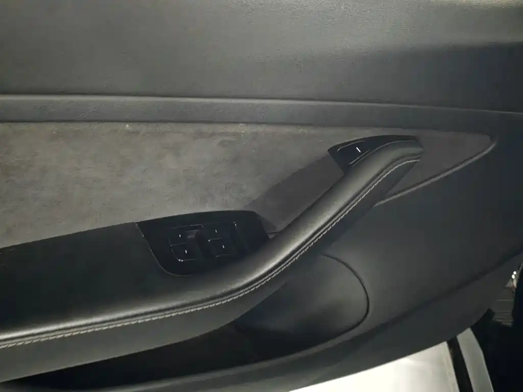 Tesla Model 3 — миниатюра 12