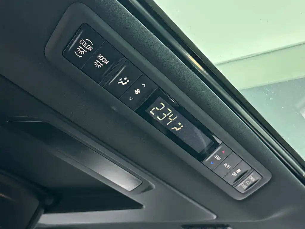 Lexus LM — миниатюра 23