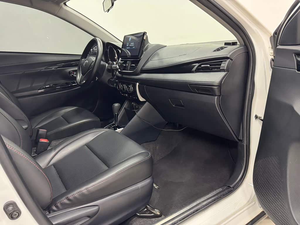 Toyota YARiS L Zhi Xuan 1.5 л 2023 г. Белый, пробег 30000 км