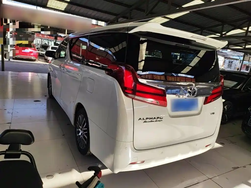 Toyota Alphard — миниатюра 5