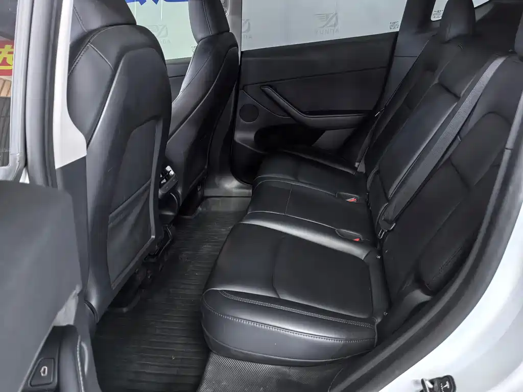 Tesla Model Y — миниатюра 8