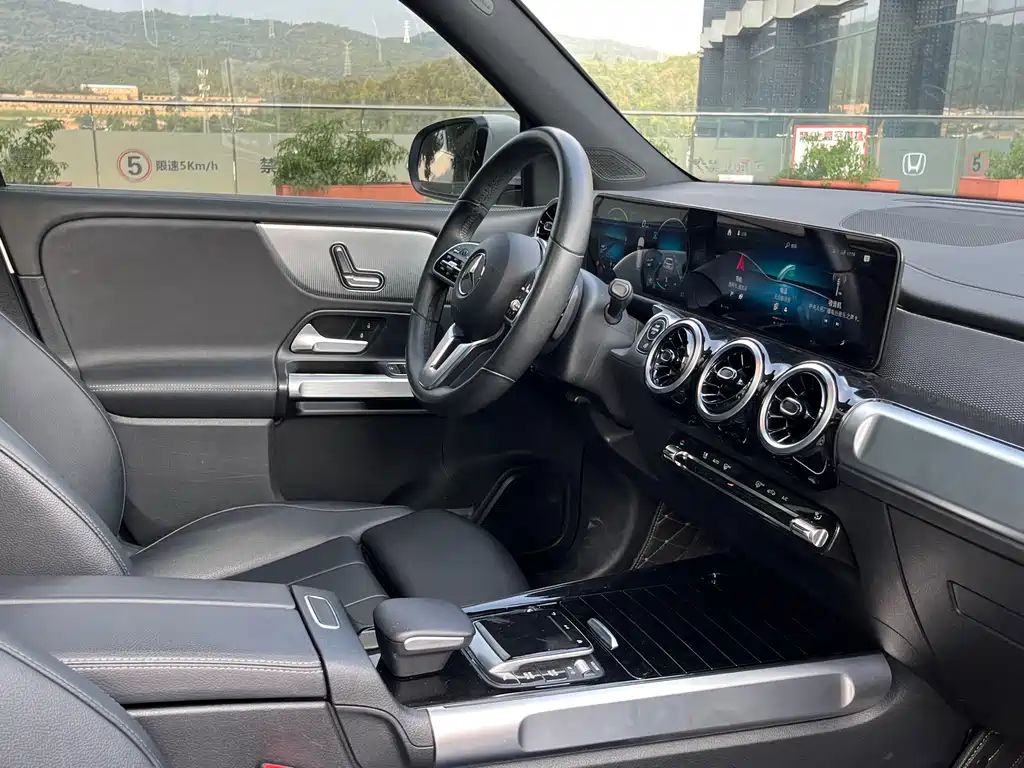 Mercedes-Benz GLB — миниатюра 18