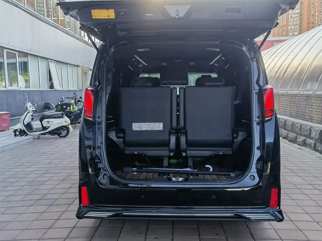 Toyota Alphard — миниатюра 13