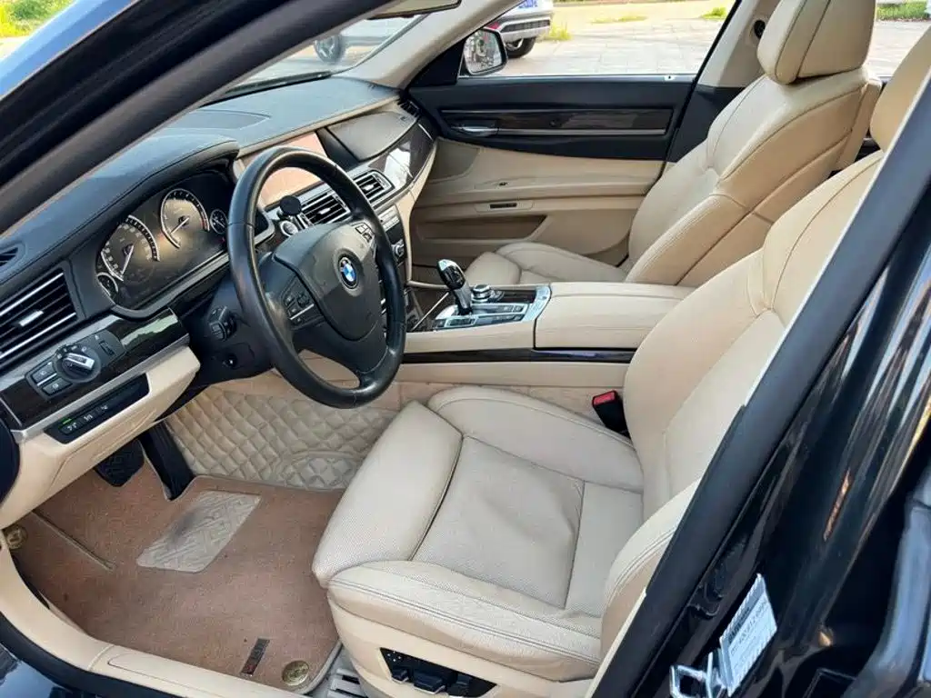 BMW 7 Series — миниатюра 7