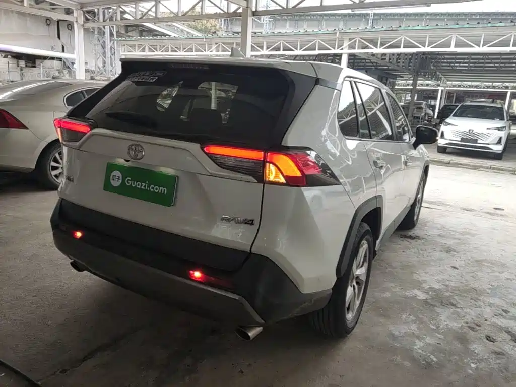 Toyota RAV4 — миниатюра 7
