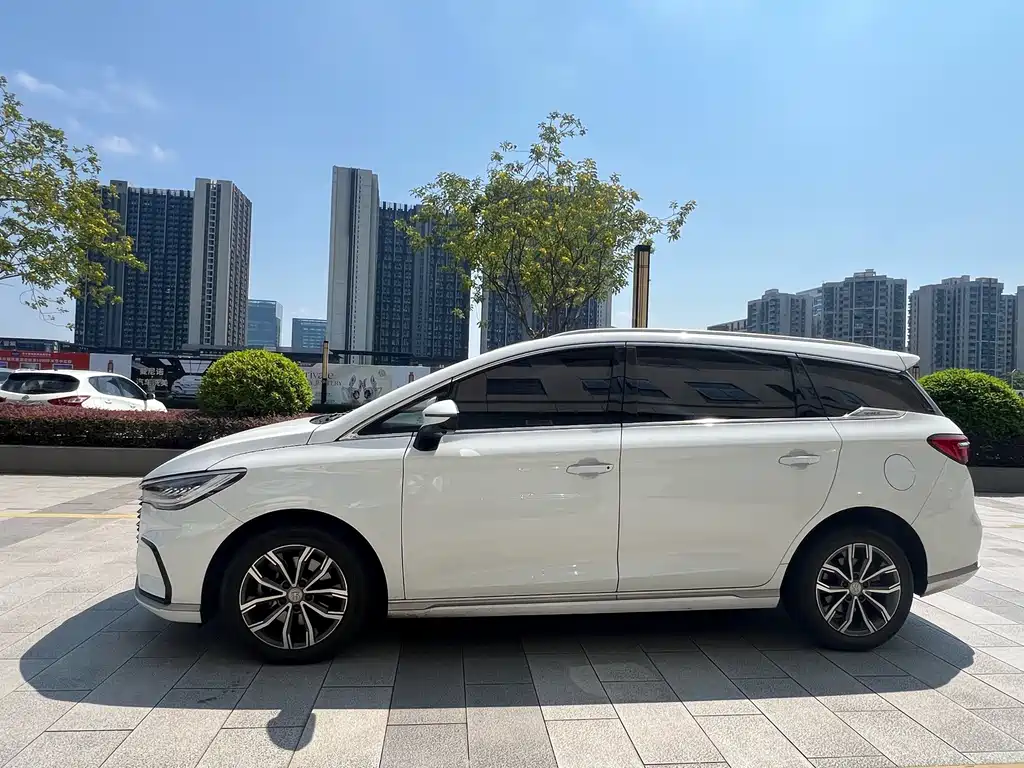BYD MAX — миниатюра 6