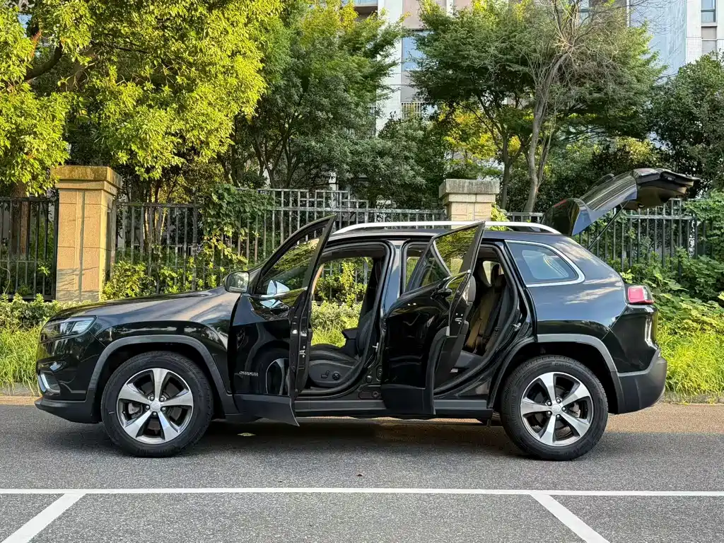 Jeep Cherokee — миниатюра 5