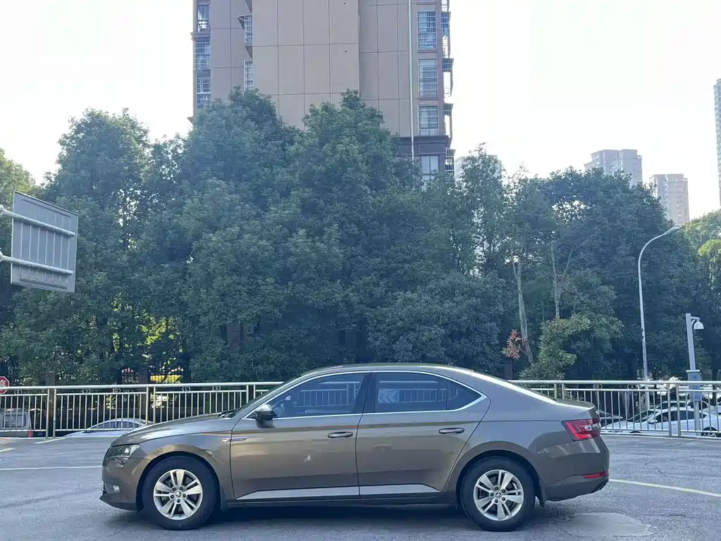 Skoda Superb — миниатюра 3