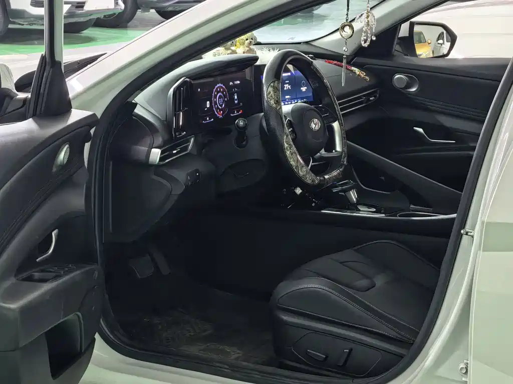 Hyundai Elantra — миниатюра 7