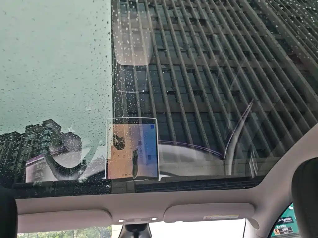 Tesla Model Y — миниатюра 18