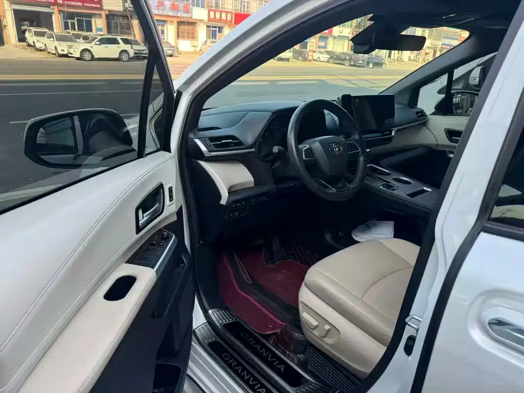 Toyota Granvia — миниатюра 6