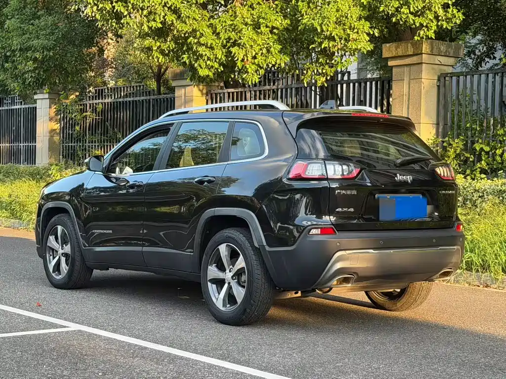 Jeep Cherokee — миниатюра 4