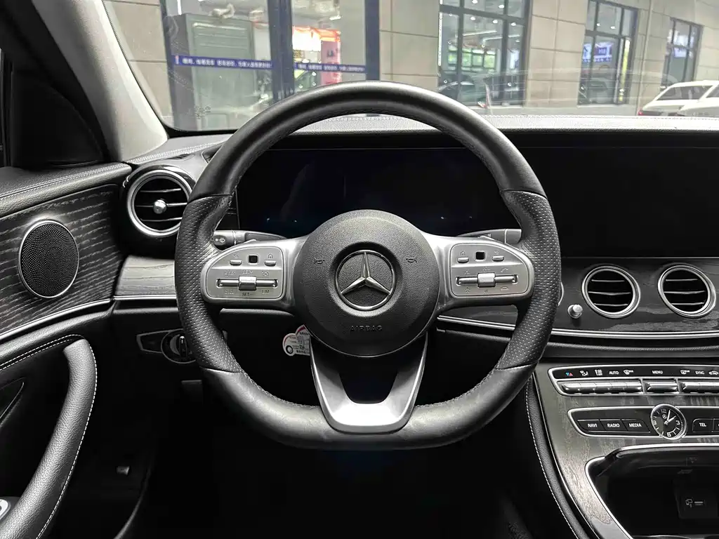 Mercedes-Benz E-Class — миниатюра 8