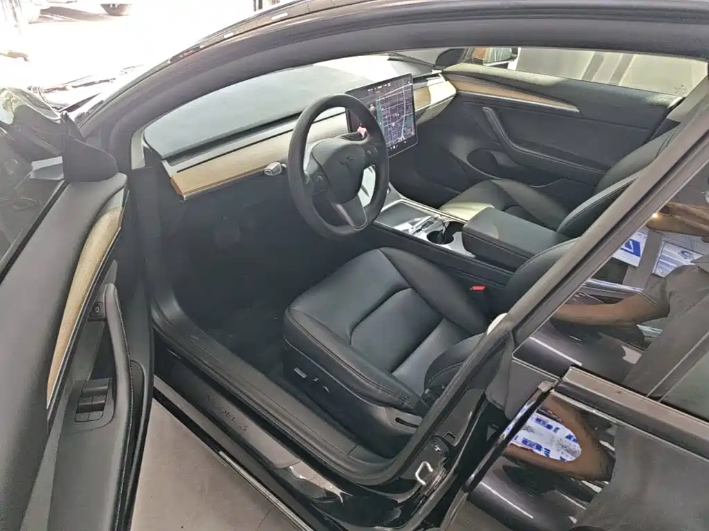 Tesla Model 3 — миниатюра 16